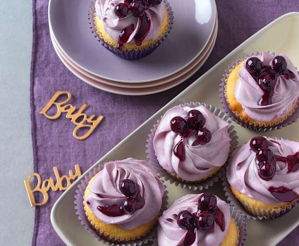 Zitronen-Cupcakes mit Heidelbeer-Frischkäse-Buttercreme Zitronen-Cupcakes mit Heidelbeer-Frischkäse-Buttercreme