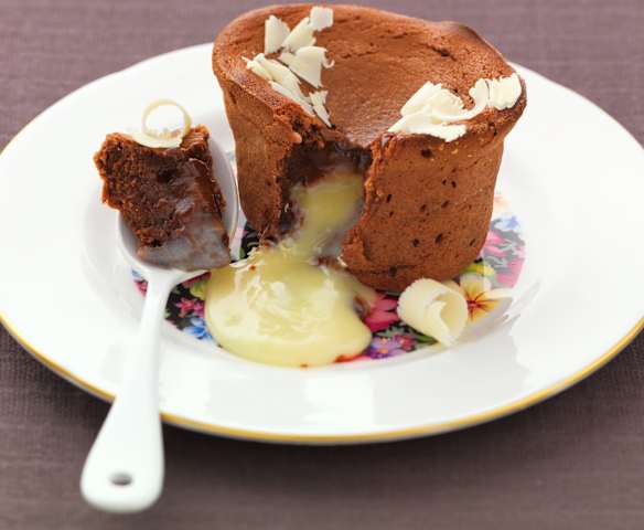 Gâteau au chocolat noir, cœur coulant au chocolat blanc