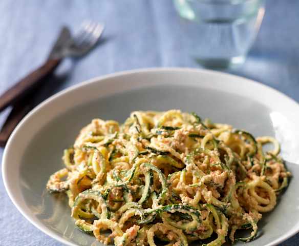 Noodles de curgete com molho de castanha do Brasil