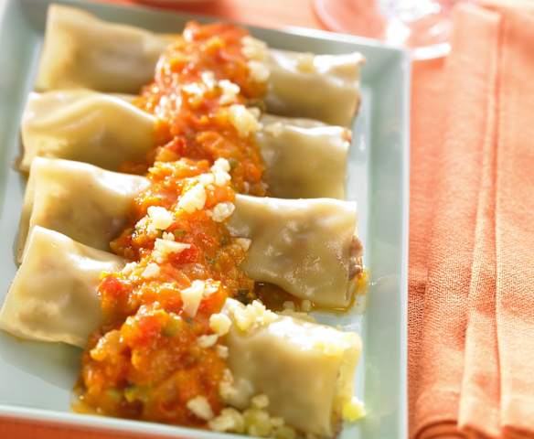 Canelones com carne picada e molho de vegetais