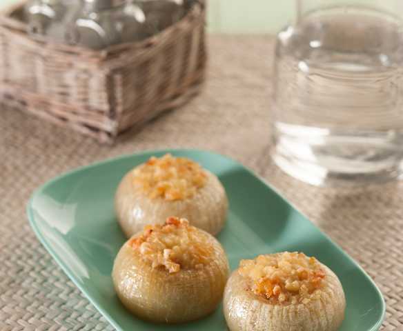 Cebollas rellenas de beicon y queso