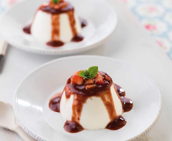 Panacota com coulis de morango