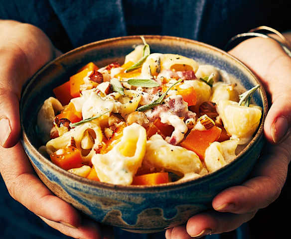 One pot pasta à la courge, lardons et noisettes