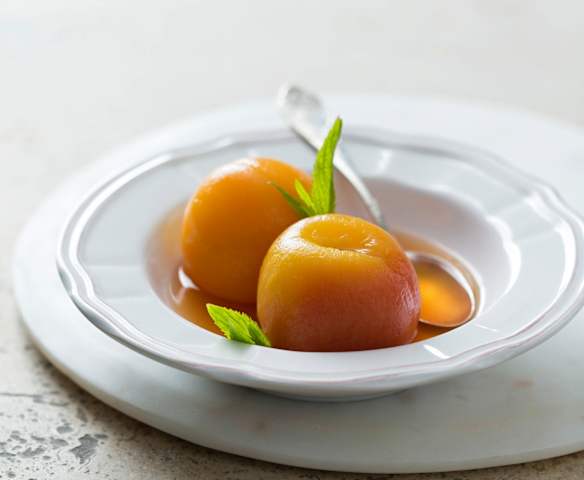 Peaches in white wine syrup