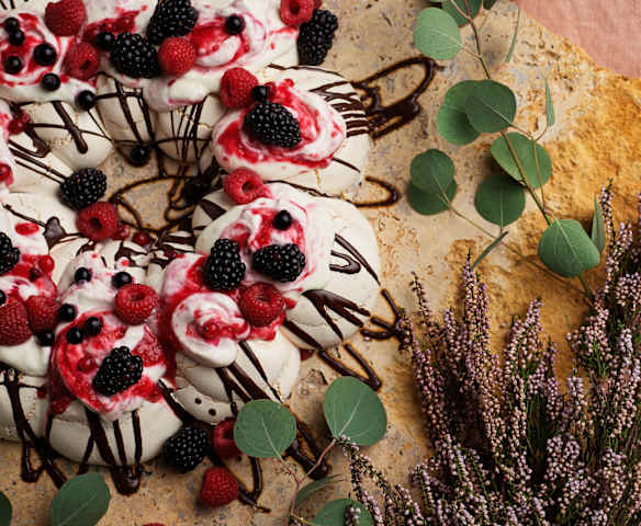 Pavlova com coulis de framboesa