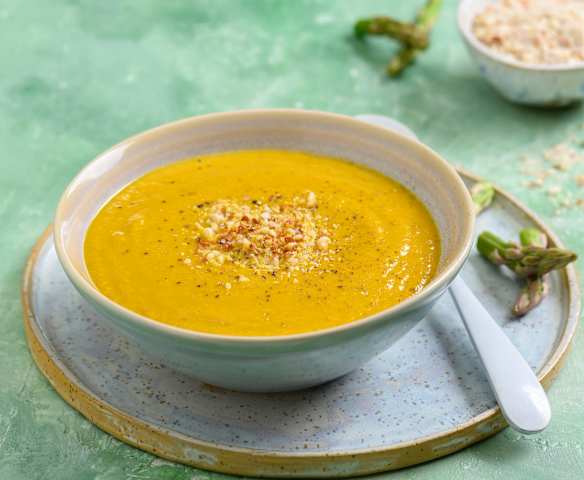 Soupe aux asperges, carottes et amandes