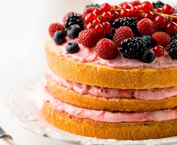 Bolo com frutos silvestres e natas