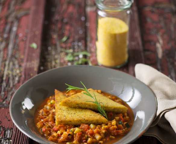 Gebratene Kräuterpolenta auf Ratatouille (vegan)
