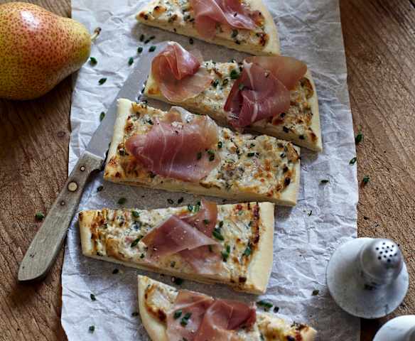 Mini-Pizzen mit Birnen und Schinken