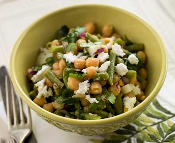 Salada de feijão-verde, grão e requeijão