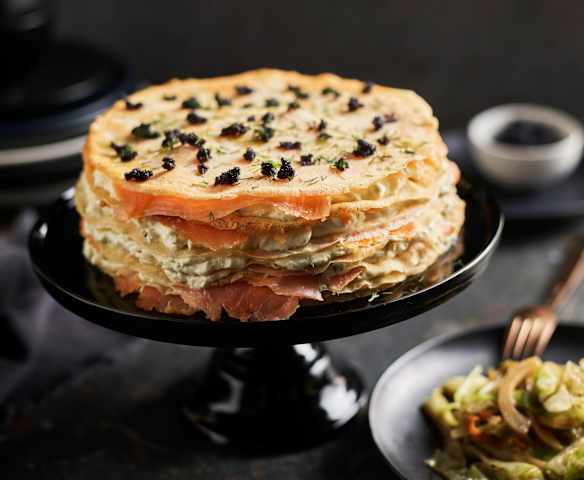 Pastel de crêpes con salmón marinado Pastel de crêpes con salmón marinado