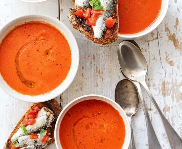 Soupe froide de poivrons et pain tomates-sardines