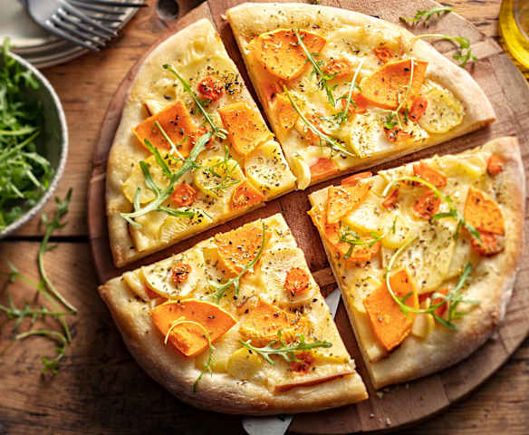 Pizza aux légumes d'hiver et fromage à raclette fumé