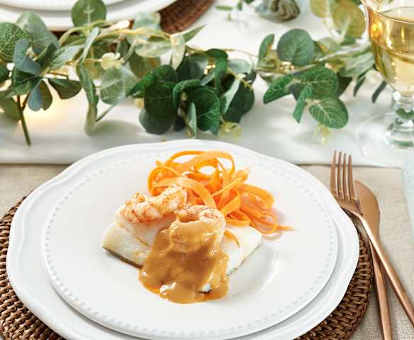 Bacalao en salsa de gambas con tagliatelle de zanahoria