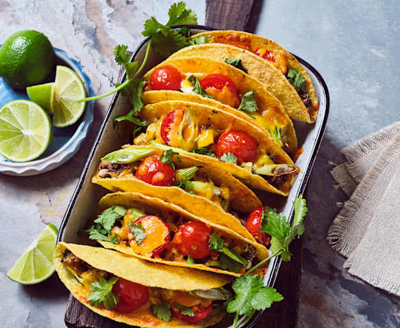 Überbackene Taco Shells mit schwarzen Bohnen