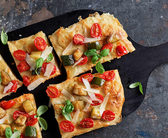 Pizza con masa madre, jitomates cherry y calabacita salteada TM6