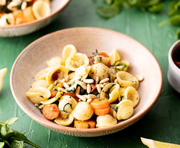 Batch cooking: Pasta salteada con zanahorias y espinacas