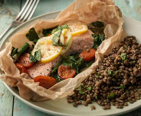 Salmon with Spinach, Tomatoes and Lentils Salmon with Spinach, Tomatoes and Lentils