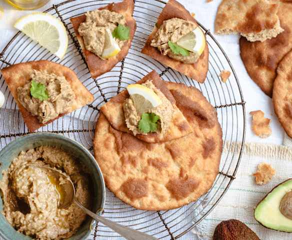 Pain seigle plat et guacamole aux sardines
