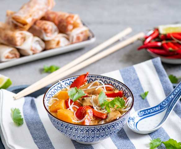 Orientalna zupa z makaronem i sajgonki na parze Orientalna zupa z makaronem i sajgonki na parze