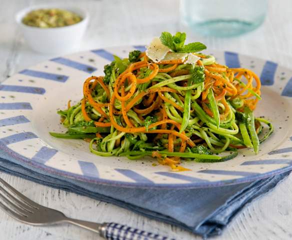 Σπαγγέτι λαχανικών με πέστο από σπανάκι και δυόσμο με τον Κόφτη Λαχανικών+