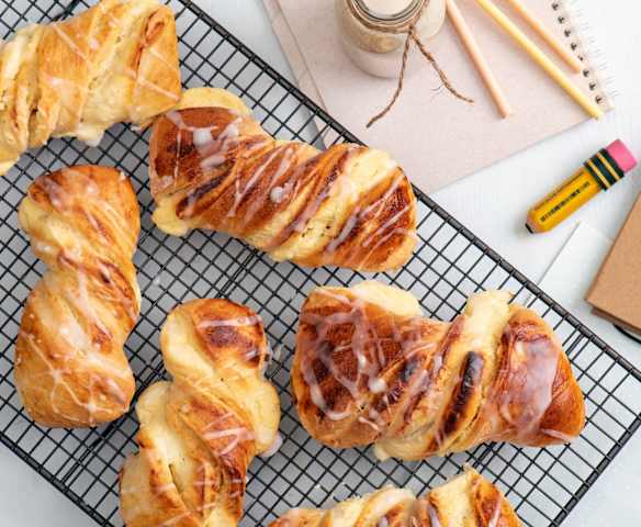 Zawijane drożdżówki z serem