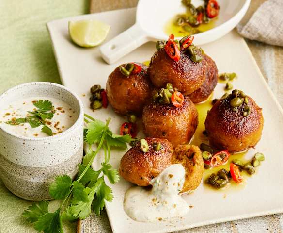 Rote-Linsen-Bällchen mit Joghurt und Chilibutter