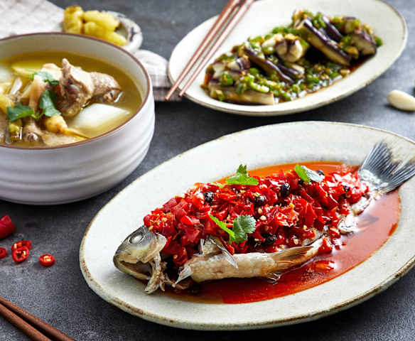 酸萝卜老鸭汤配剁椒豆豉蒸鲫鱼、辣味蒸茄子
