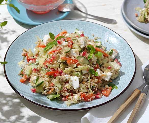 Couscoussalat mit Feta, Minze und Granatapfel-Vinaigrette