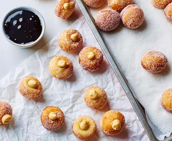 Sfere di donut al burro di arachidi con salsa al cioccolato Sfere di donut al burro di arachidi con salsa al cioccolato