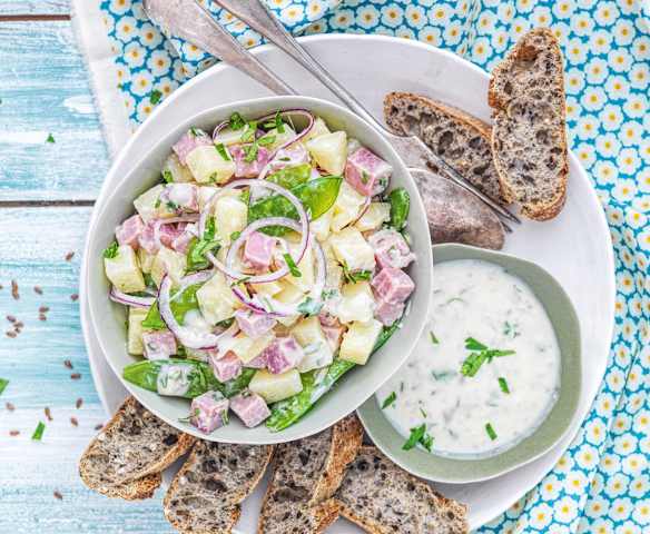Salade de pomme de terre, pois gourmands, jambon et oignon rouge Salade de pomme de terre, pois gourmands, jambon et oignon rouge