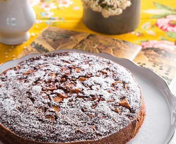 Torta di pane, frutta e farina di castagne