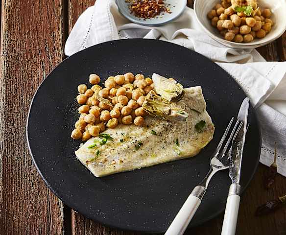 Filetto di branzino con carciofi e ceci Filetto di branzino con carciofi e ceci