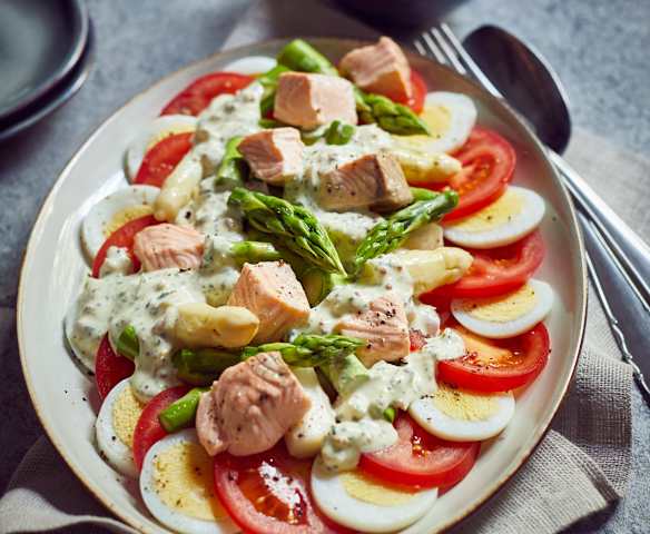 Eier-Spargel-Salat mit Lachs und Senfsauce