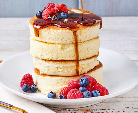 Souffle pancakes with berries
