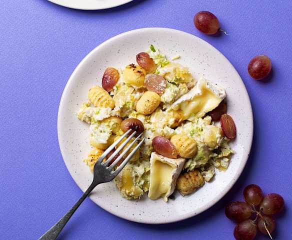 Ñoquis con Camembert y uvas