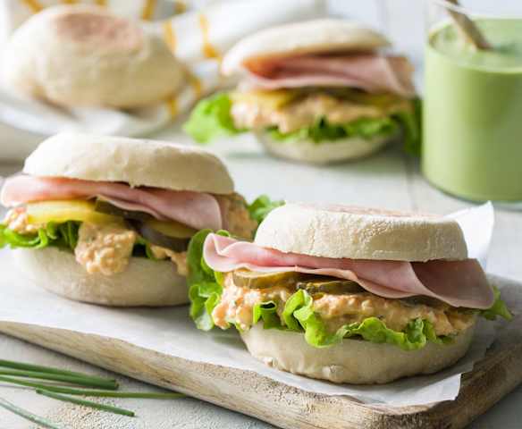 Bocadillo de pan sin horno con ensalada de huevo