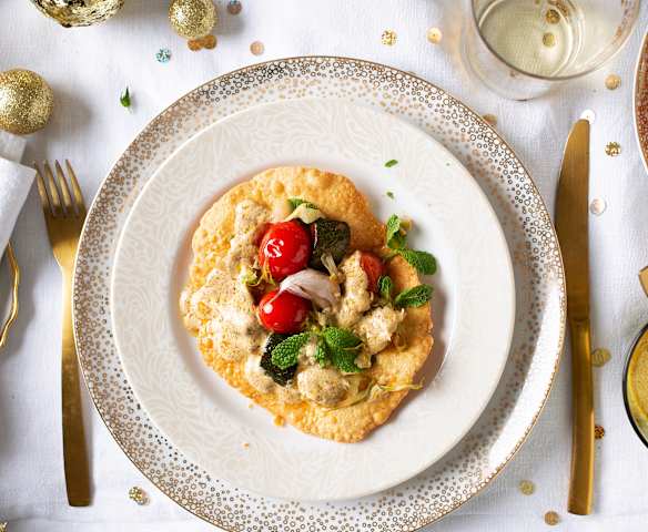 Papadams con verduras confitadas y salsa de yogur al curry