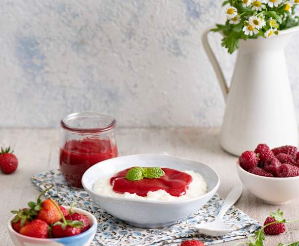 Ryż na mleku z sosem truskawkowym