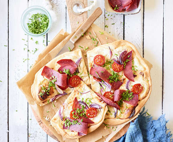 Flammkuchen mit Ziegenkäse und Pastrami