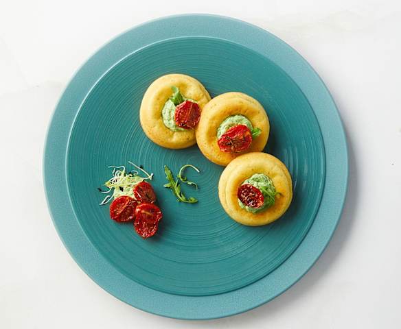 Mini savarin con crema di rucola e pomodorini confit