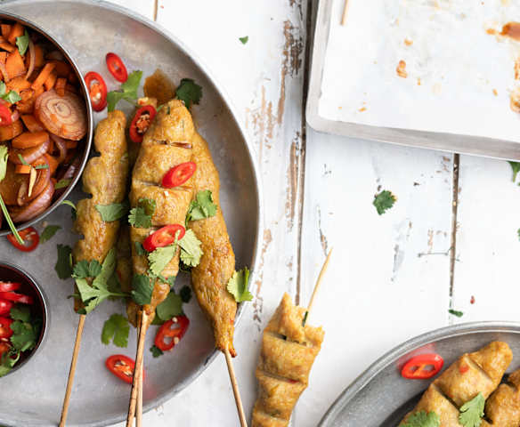 Satay de pollo al estilo balinés con verduras encurtidas