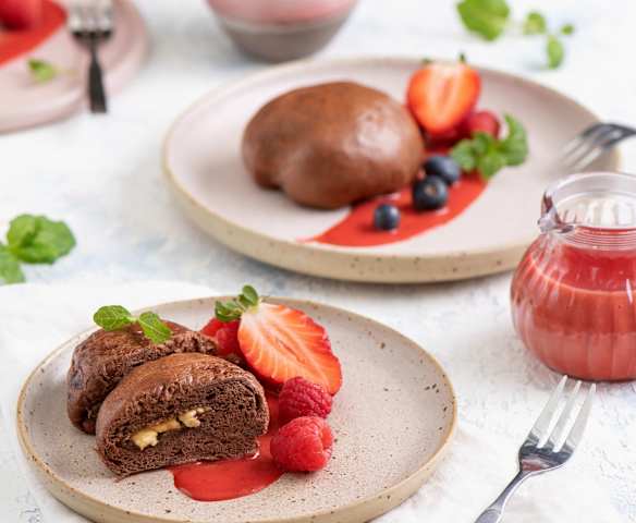 Czekoladowe pampuchy z białą czekoladą i sosem truskawkowym