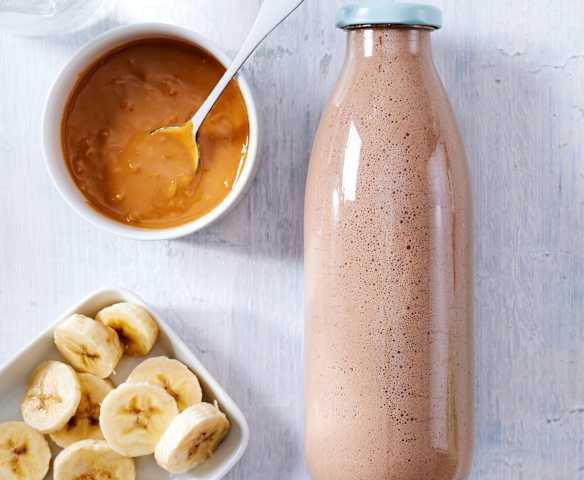 Schoko-Erdnuss-Proteinshake mit Chia