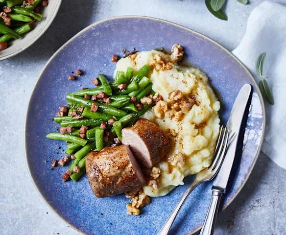 Schweinefilet mit Kartoffel-Sellerie-Stampf und Nussbutter