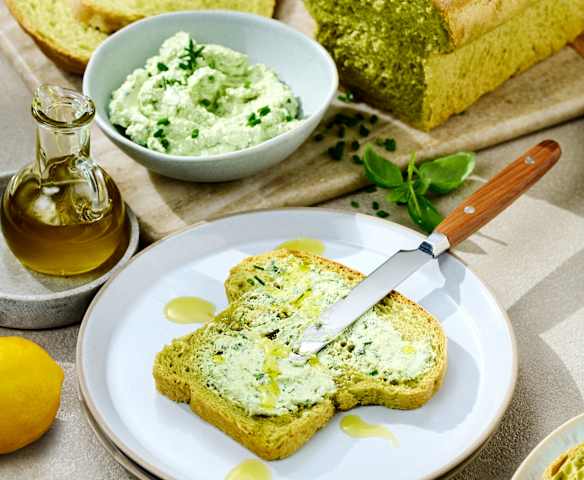 Basilikum-Toast mit Kräuterfrischkäse und Zitronenöl