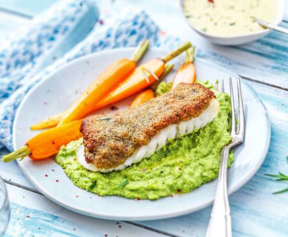Poisson en croûte d'estragon, carottes nouvelles et purée de petits pois