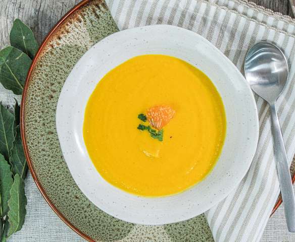 Sopa de cenoura, tangerina e gengibre