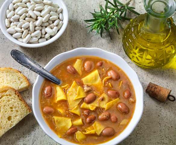 Minestra di pasta, fagioli e acciughe
