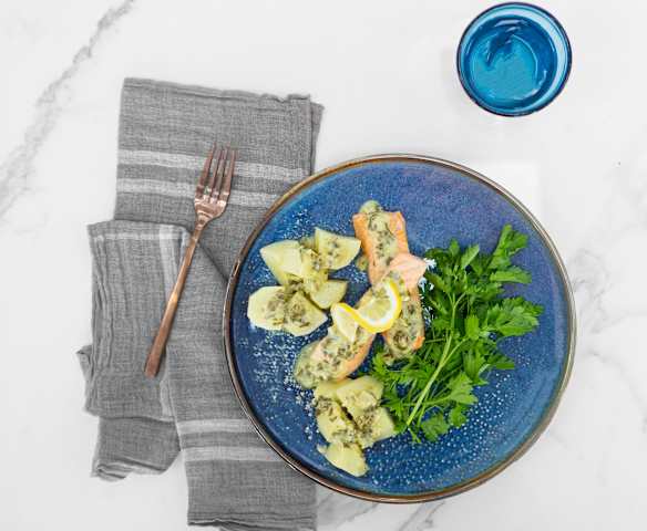 Σολομός με σάλτσα μαϊντανού